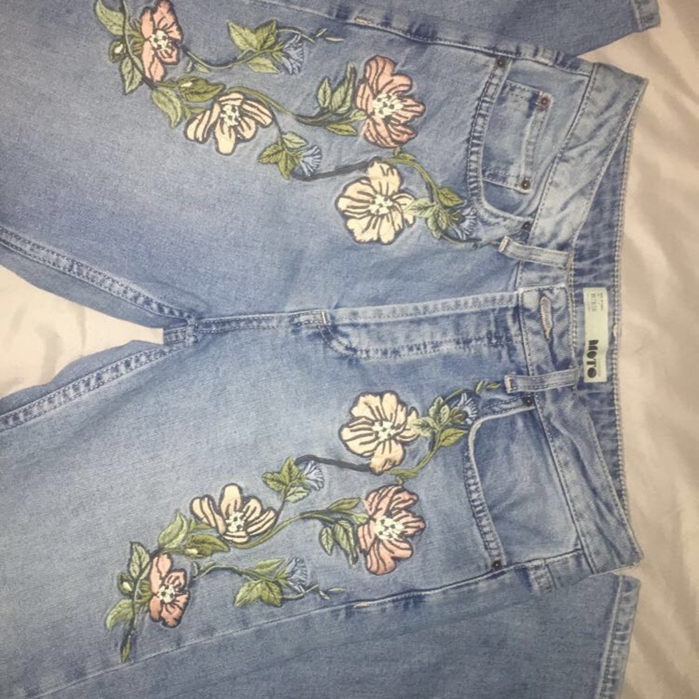 Floral embroidered mom jeans